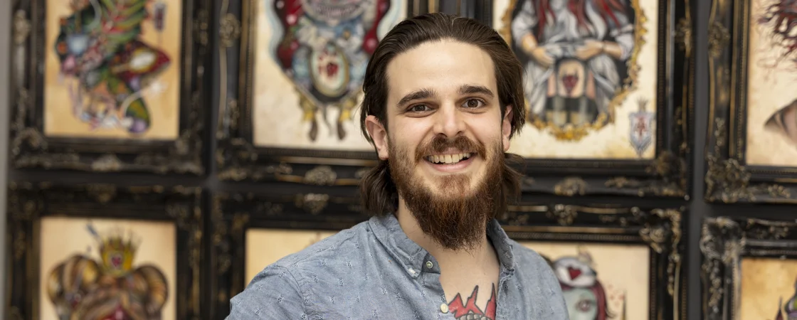 Robert ist ein talentierter Tätowierer, spezialisiert auf American Traditional Tattoos mit klaren Linien und kräftigen Farben. Er beherrscht viele Stile und bietet professionelle, hochwertige Tattoos.