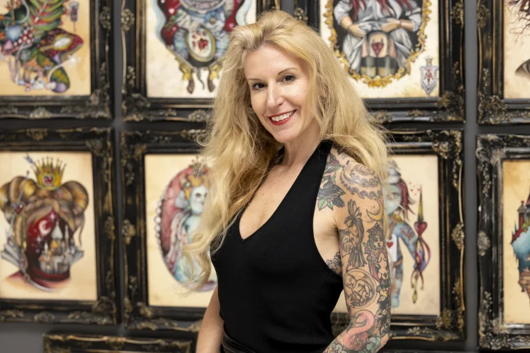 Monika Weber in ihrem Tattoo Studio Happy Needles.
