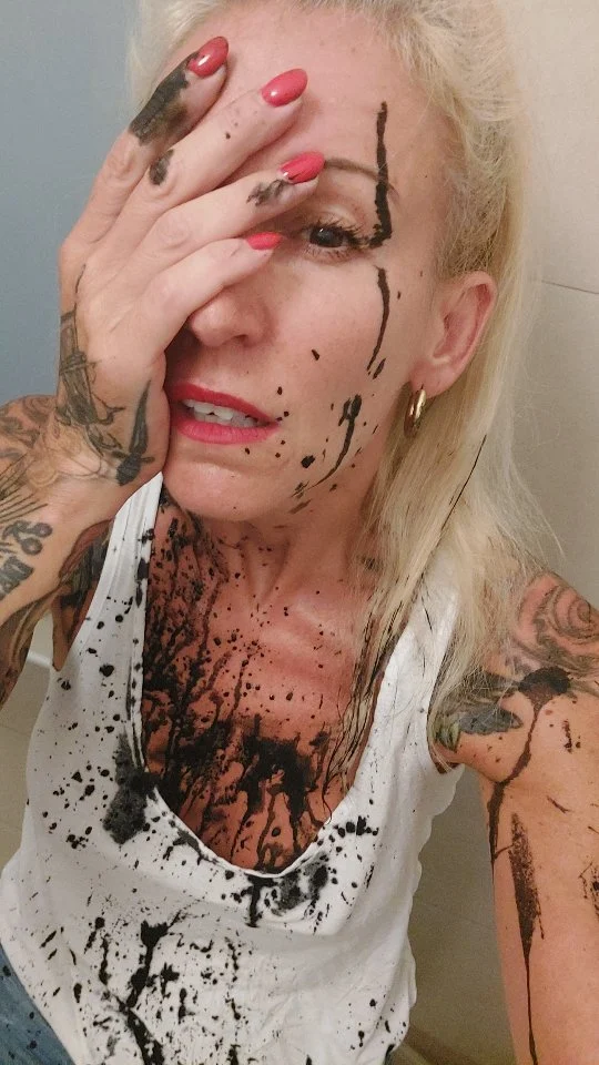 Die Freuden im Leben eines Tätowierers... #tattooartist #viennatattoo #monikaweber #happyneedlestattoo #monicadimontebello #ink#inked#inkaddict#freude#pech#farbe#tattoocolor #tattoovienna #tattoofarben#tintetintenfleck#schmutzig #soeinscheiß #naoida #warum#ipocksnet