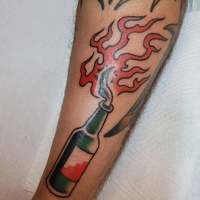 Stiegl Molotowcocktail von @rockinrobertart #happyneedlestattoo #tattoowien #colorfultattoo #tattooart