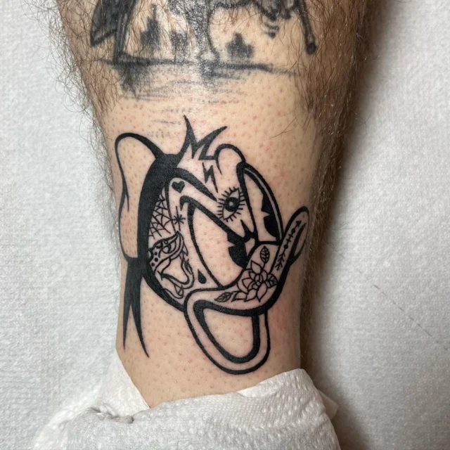 Donald Duck from @monikaweber.happyneedles #happyneedlestattoo #tattoowien #boldwillhold #tttsm #comictattoo #donaldducktattoo #tattoooftheday #tattooart #tattoodo