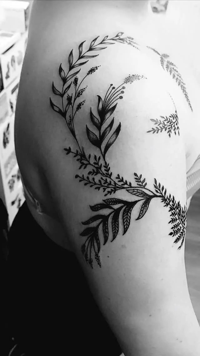 Botanik von @monikaweber.happyneedles #happyneedlestattoo #tattooartist #tattooidea #monikaweber #tattoovienna #botanical #pflanzen #tattoowien -sleeve #blackandgreytattoo #tattoostyle #tattooedgirls #tattoedboy ##tattoocolor