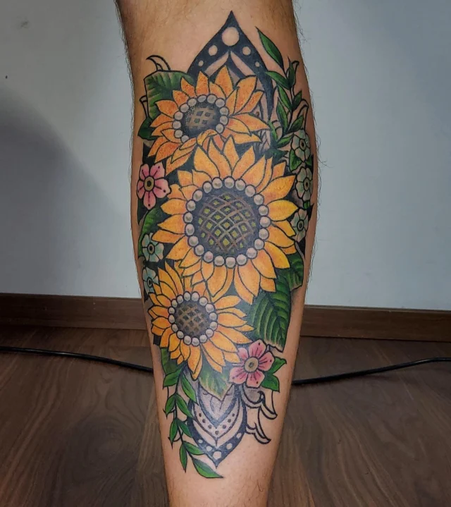 Sunflower @rockinrobertart #happyneedlestattoo #tattooart #sunflowertattoo #tattoowien #colorfultattoo #tttsm