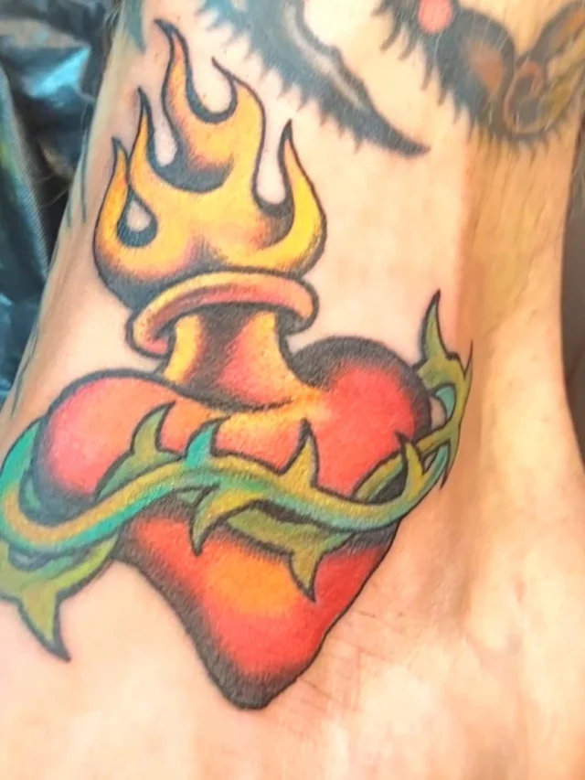 Sacred heart von @monikaweber.happyneedles #happyneedlestattoo #monikaweber #sacredhearttattoo #tattooidea #tattoovienna