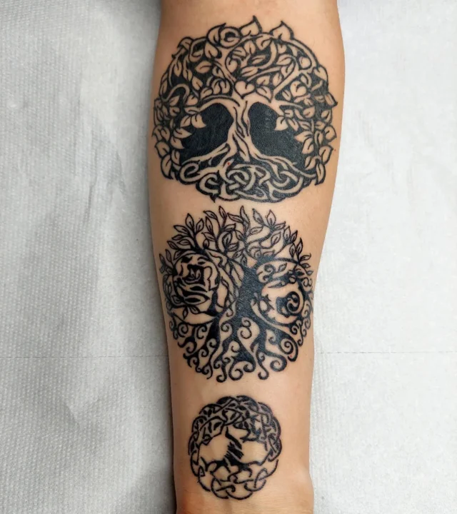 Trees of life by our beloved @monikaweber.happyneedles 🌳 #treeoflifetattoo #tattoovienna #blackandgreytattoo #happyneedlestattoo #classictattoo #austriantattooists