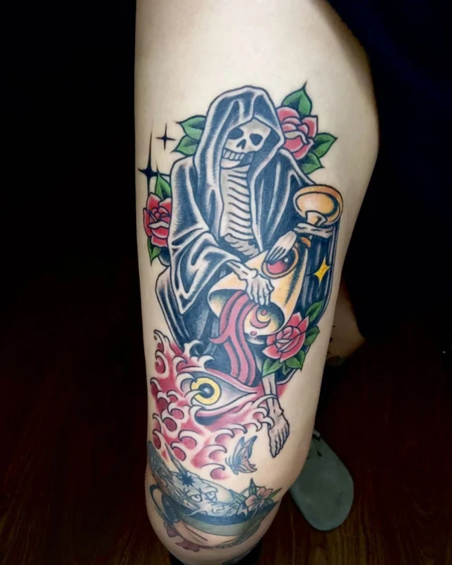 Reaper and wine - name a better duo. From @rockinrobertart #happyneedlestattoo #boldwillhold #traditionaltattoo #boldtattoo #tattoovienna #reapertattoo #colorfultattoo #tattooing #tattoo #tattoosofinstagram