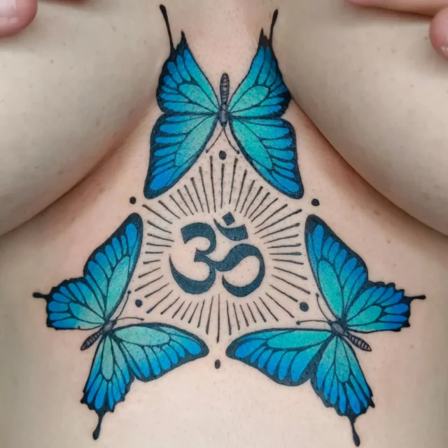 Underboob butterflies by @rockinrobertart 🦋 #happyneedlestattoo #underboobtattoo #om #colortattoo #austriantattooists #butterflytattoo #oldschooltattoo #tradtattoos #traditionaltattoo #vienna #viennatattoo #omtattoo