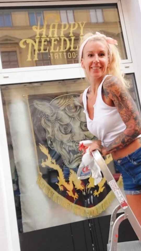 Die Freuden im Leben eines Tattoo-Studio Besitzers Z.B.Sonntag morgens das Studio putzen.... #tattooartist #viennatattoo #tattoovienna #monicadimontebello #monikaweber #tattoowien #happyneedlestattoo #putzen #ichtumalwas#clean#roommate#purzteufek#klo#fenster#saugen#müll#reinlich