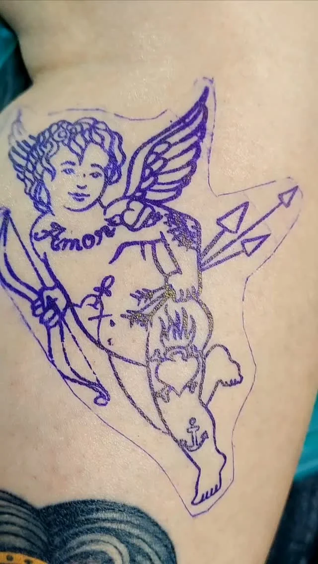Amor von Monika #happyneedlestattoo #monikaweber #tattooartist #tattooidea #viennatattoo #tattoowien #tattoodesign #customrattoo#flash#engel#angel#tattoostyle #legtattoo#amor#love#blackandgreytattoo #
