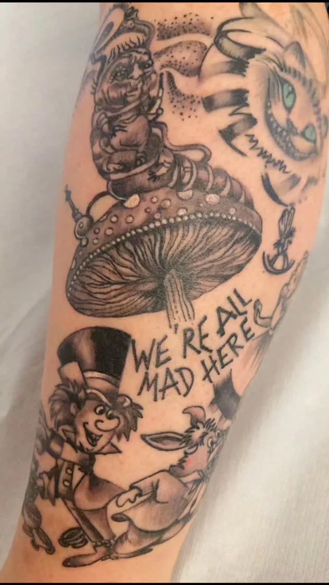 Alice im Wunderland von @monikaweber.happyneedles #happyneedlestattoo #monikaweber #tattoovienna #alice #aliceimwunderland