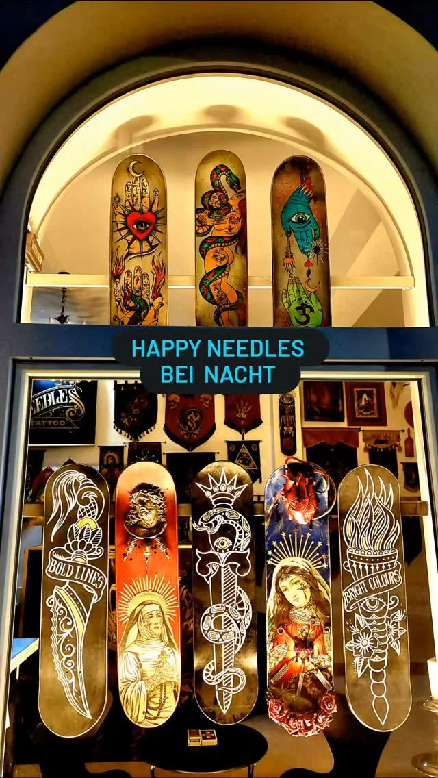 Happy Needles bei Nacht... #happyneedlestattoo #tattoowien #monikaweber #tattoovienna #skateboard #tattooidea #tattooartist #viennatattoo #skateboy