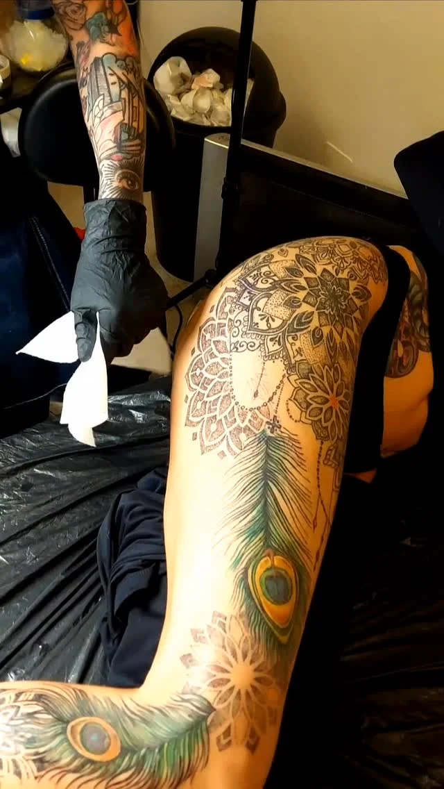 Tattoo by @monikaweber.happyneedles #happyneedlestattoo #monikaweber #pfauenfeder #mandala#pfauentattoo