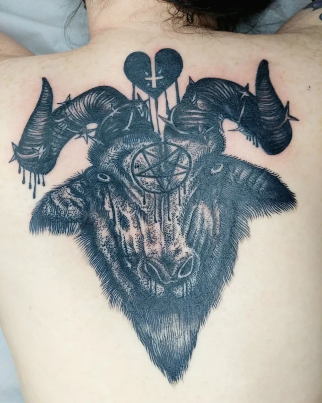 happyneedlestattoo @monikaweber.happyneedles #happyneedlestattoo #tattoovienna#monikaweber #blackandgreytattoo #tattooideas #tattooart #monicadimontebello #widder #pentagram #dark #backtattoo #tattooing #tattoedgirl #tattoostyle