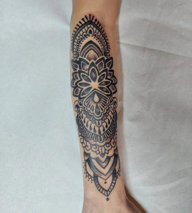 Today’s mandala from @monikaweber.happyneedles #happyneedlestattoo #mandalatattoo #tattooart #tattoo #tattoovienna #tattooink #blackandgreytattoo #tattoos