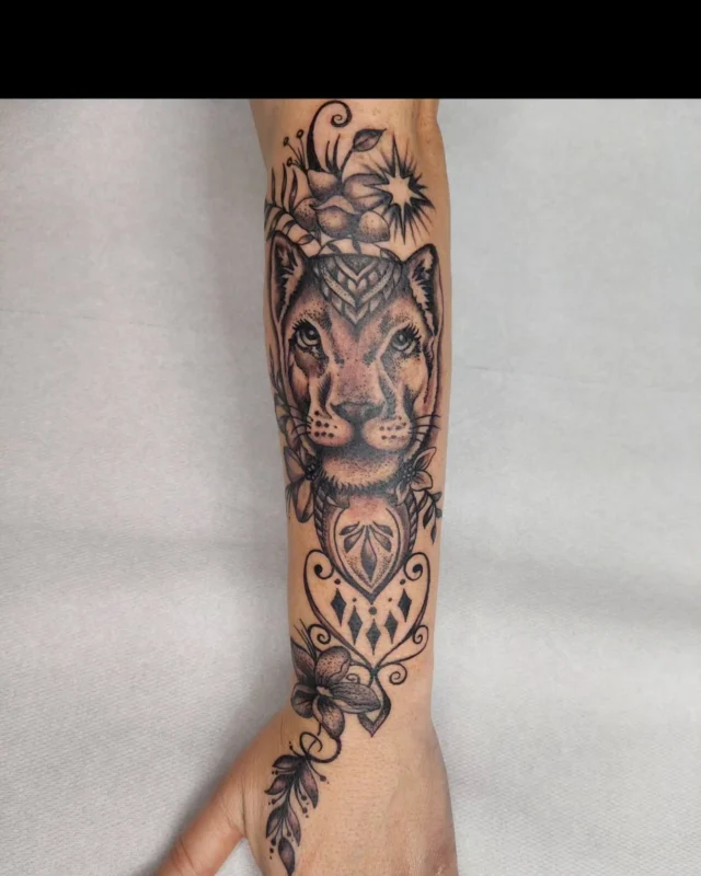 Tattoo von @monikaweber.happyneedles #happyneedlestattoo #tattoovienna #lion#tattoowien #tattoo ##tattooidea #blackandgreywork #tattooedgirls#inked#inkedgirls#addictedtoink#sleeve#tattooartist #monikaweber